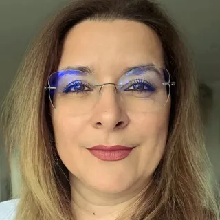 Dr. Adriana-Manuela Szmizsnyanszki